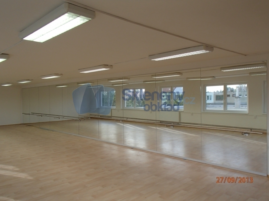 Zrcadlová stěna pro taneční sál