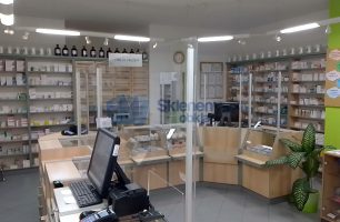 Ochranná přepážka na prodejní pult lékárny – realizace č. 1