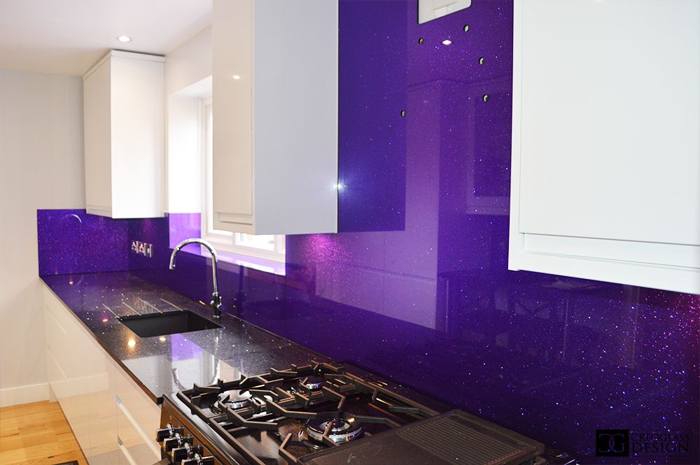 fialový skleněný obklad do kuchyně