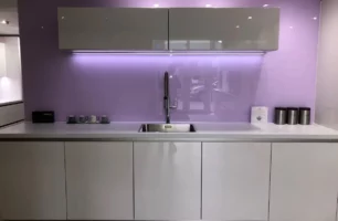 fialový skleněný obklad za kuchyňskou linku