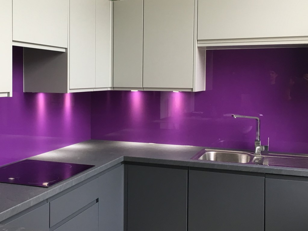 fialový skleněný obklad za kuchyňskou linku