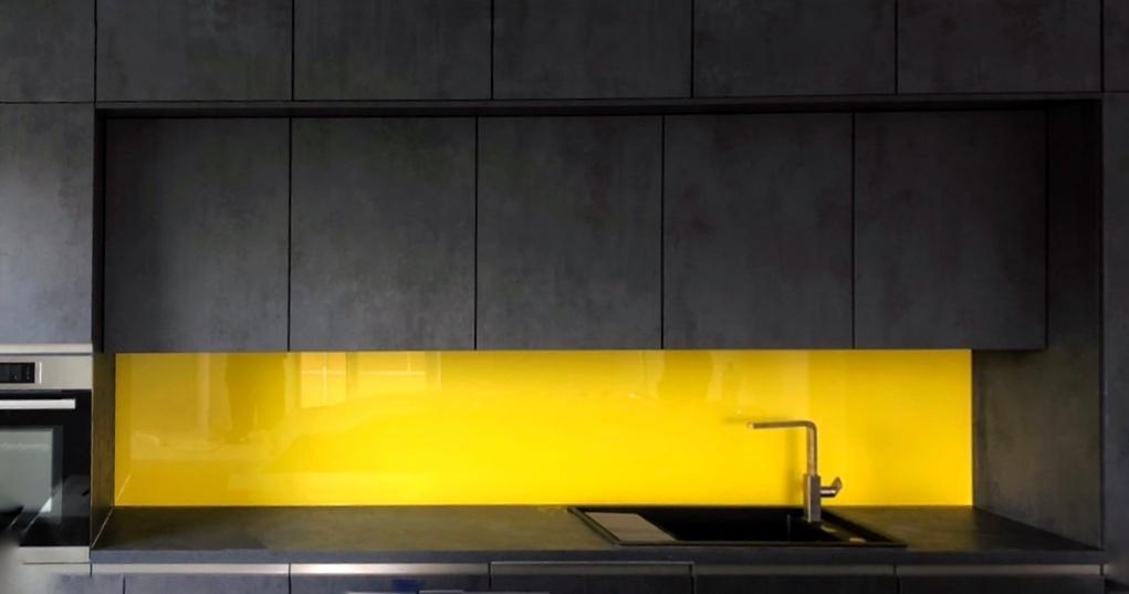 žlutý skleněný obklad do kuchzně