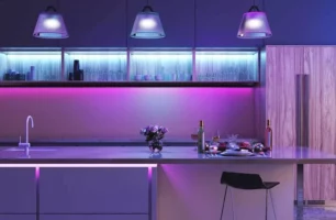 fialový skleněný obklad do kuchyně