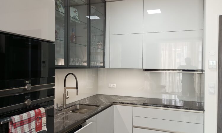 designová kuchyň, světle šedé sklo