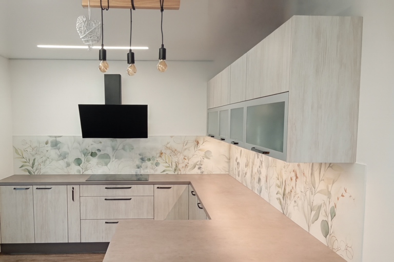 sklo za kuchyňskou linku