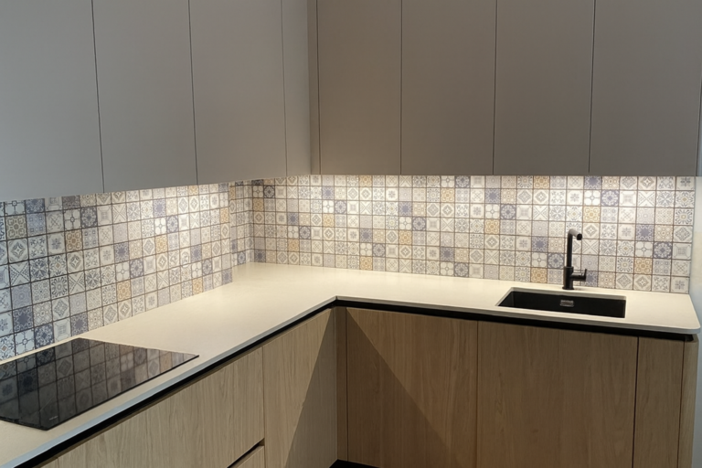 skleněný obklad ve vzhledu keramiky