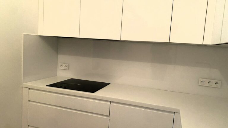 bílý skleněný obklad