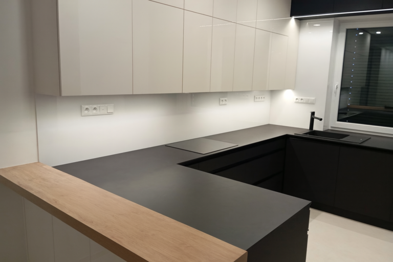 Kuchyně - bílý obklad