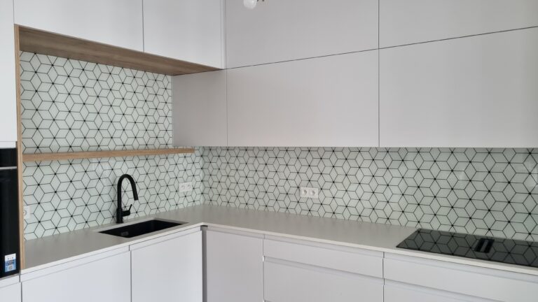 skleněný obklad místo kachliček