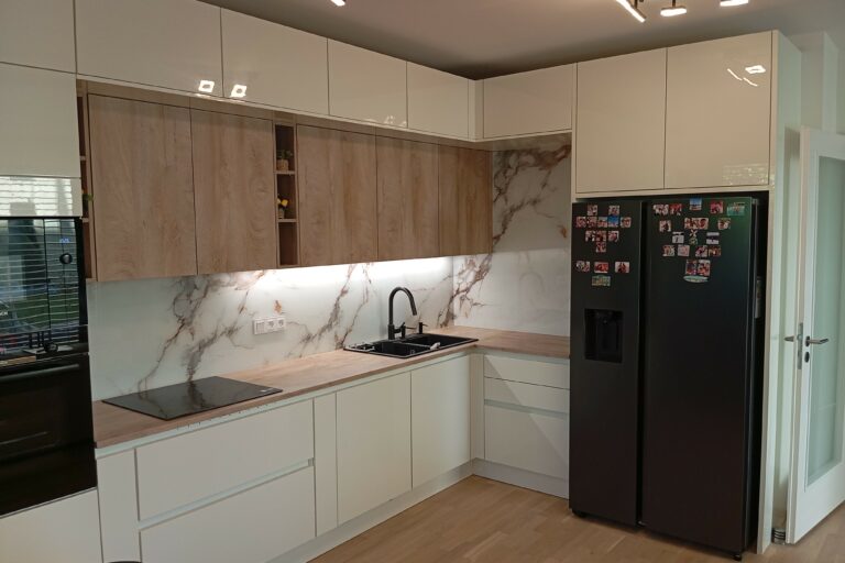 skleněná deska v imitaci mramoru