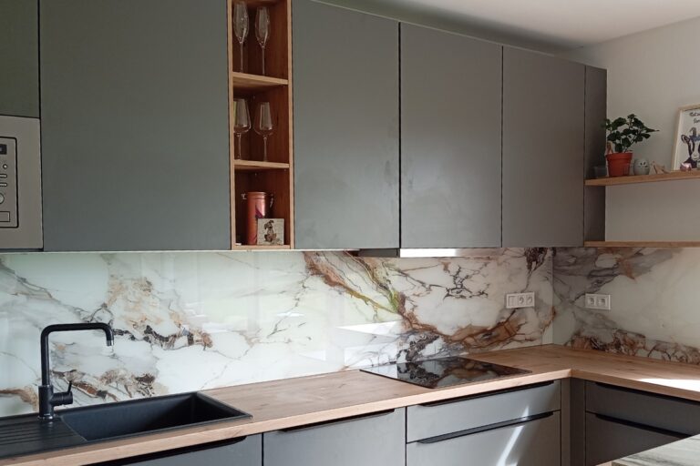 skleněný obklad imitace mramoru