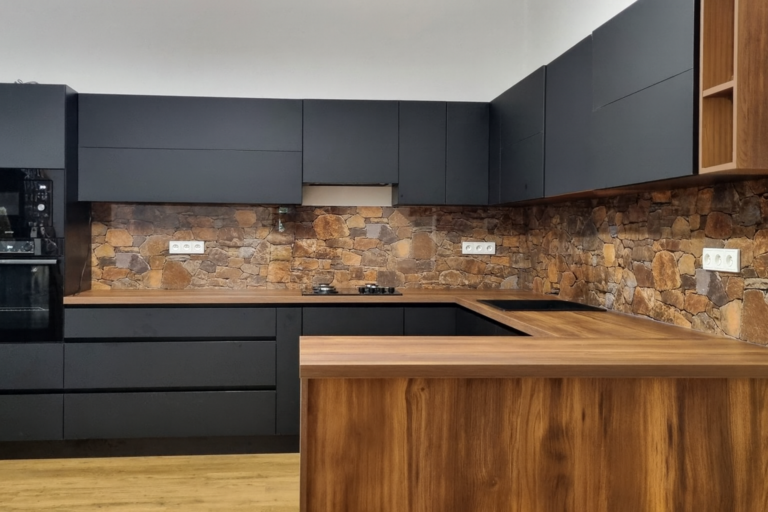 sklo za kuchyňskou linku v imitaci kamene