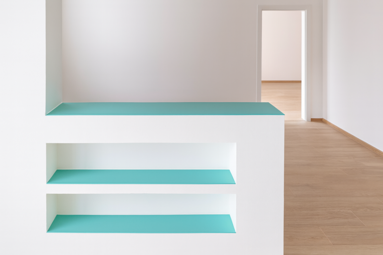 skleněné police barevné