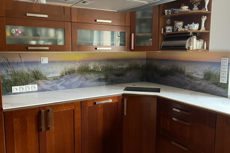 Skleněný obklad za kuchyňskou linku