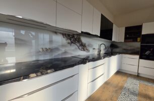 Skleněný obklad FotoGlass s motivem horské krajiny za kuchyňskou linkou