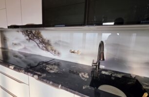 Sklo za kuchyňskou linku s potiskem horské krajiny a větví borovice